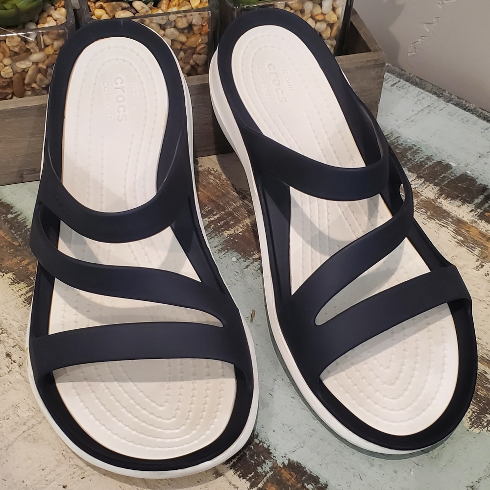 CROCS SANDALS. SIZE 7.